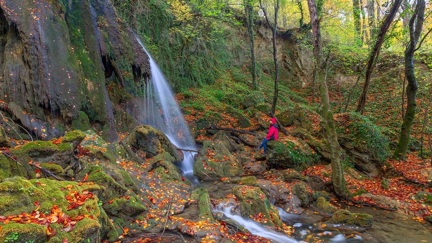 Entre cascadas, cuevas y hayedos: tres rutas senderistas de distinta dificultad en el Parque Natural de Gorbeia