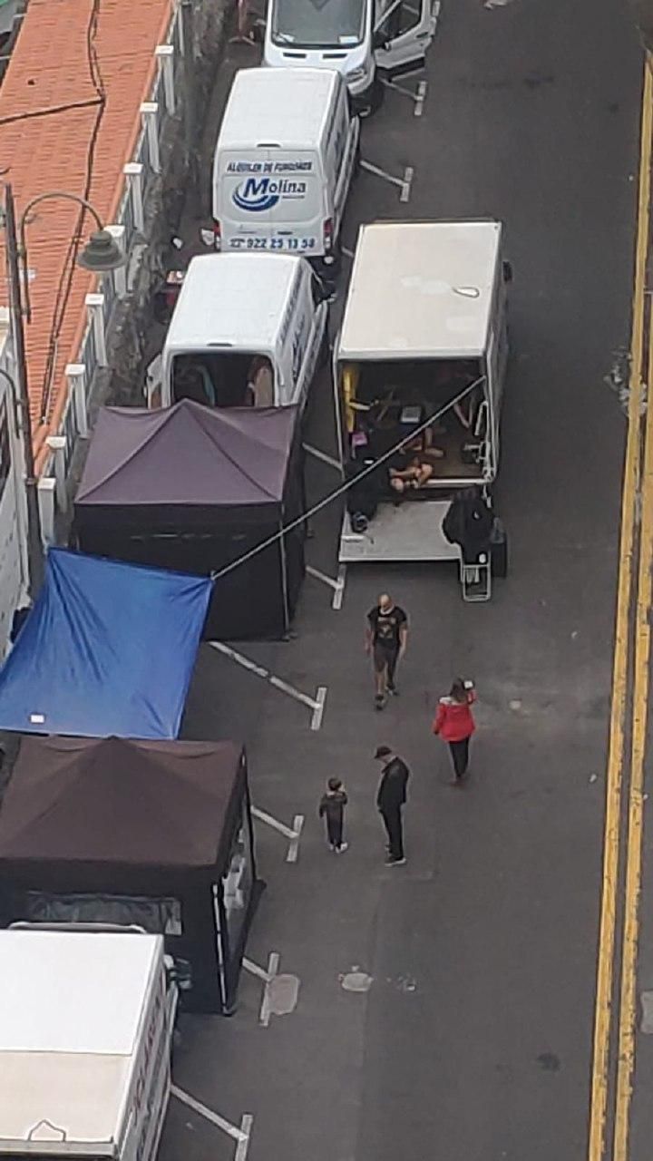 Parte del equipo técnico del filme y vecinos en Tenerife