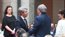 El presidente de la Comunidad de Madrid, Ángel Garrido, y el portavo del PSOE en la Asamblea de Madrid, Ángel Gabilondo.