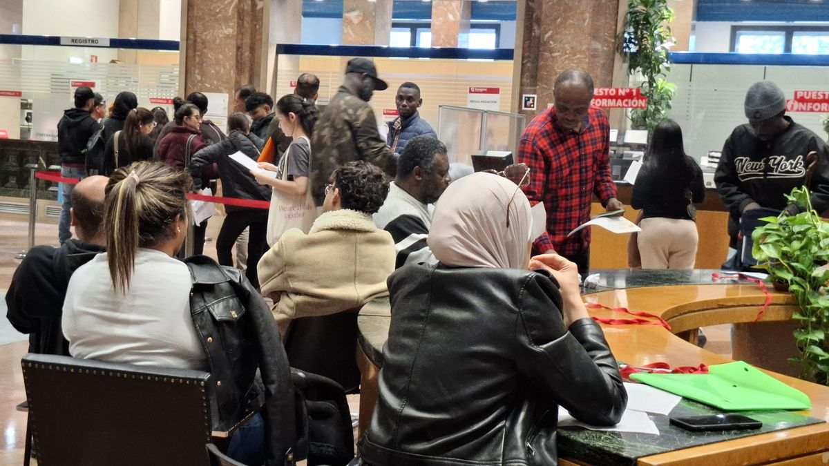 Solicitantes de la regularización en el interior del Ayuntamiento