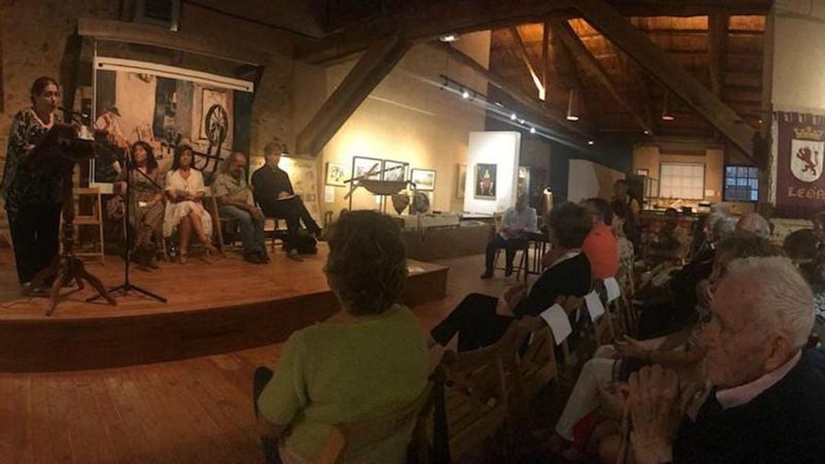 Filandón celebrado en La Comunal de Val de San Lorenzo con motivo de la inauguración de la exposición en torno a Concha Espina. 