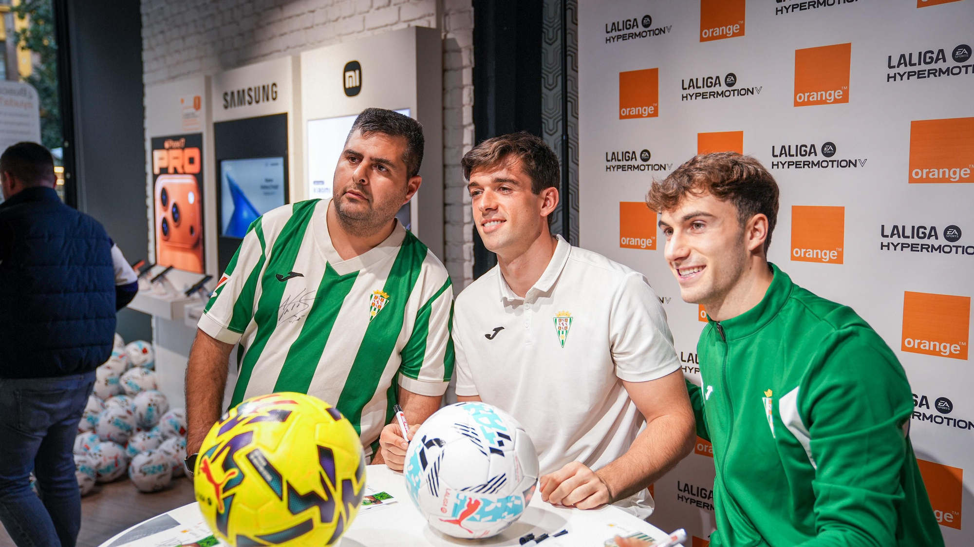 Mikel Goti e íker Álvarez firman autógrafos a los aficionados del Córdoba CF