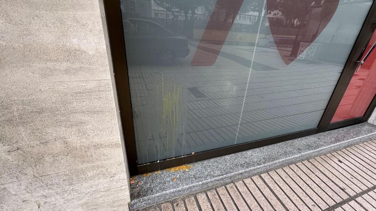 Sede del PSOE en Las Palmas de Gran Canaria, con los huevos aún visibles en su fachada.