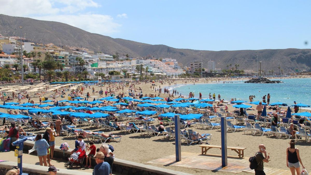 Sombrillas y hamacas en la playa de Las Vistas, en Tenerife.