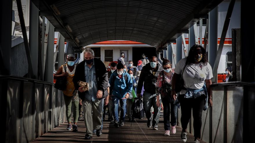 Portugal prevé hospitales de campaña en Oporto y Lisboa para aliviar la presión de los centros sanitarios, ya que en los últimos días los internados se han incrementado hasta superar el millar y hay un total de 144 pacientes de covid-19 en las Unidades de Cuidados Intensivos (UCI).