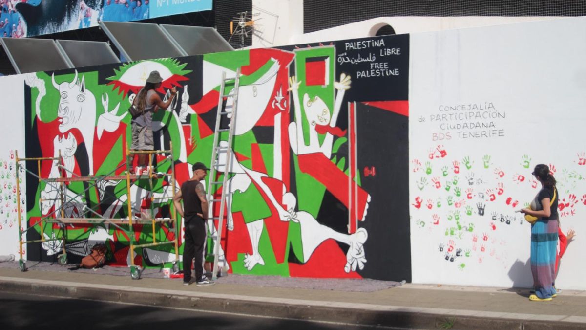 Un momento de la elaboración del mural pro palestino, que fue agredido con pintura al poco y, luego, restaurado