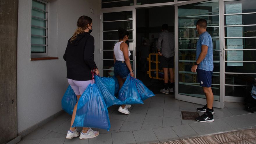 Varias personas donan ropa en el pabellón de Los Llanos de Aridane