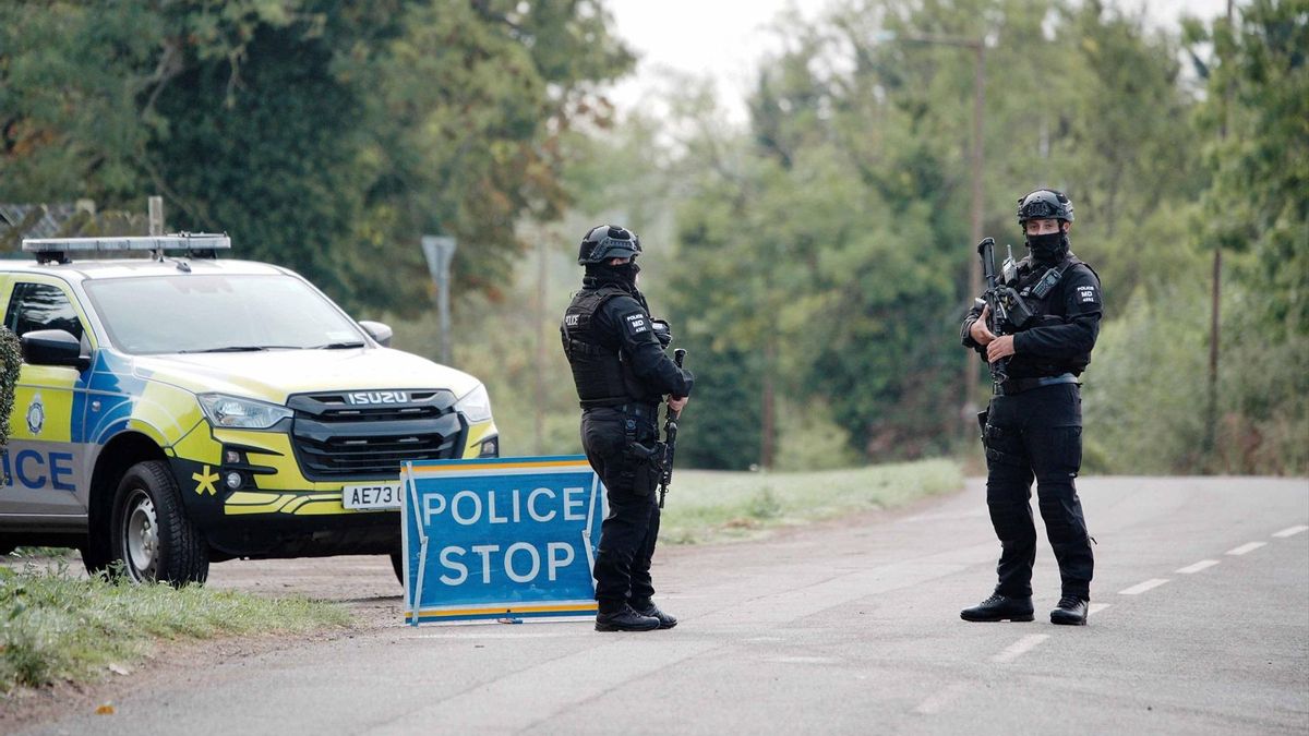 Dos agentes en un control policial cerca de la base de la fuerza aérea británica de Fairford, en Inglaterra, este lunes.