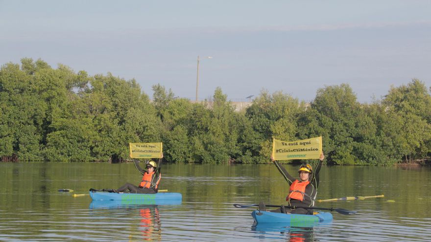 Greenpeace pide a México acciones climáticas urgentes en protesta anfibia