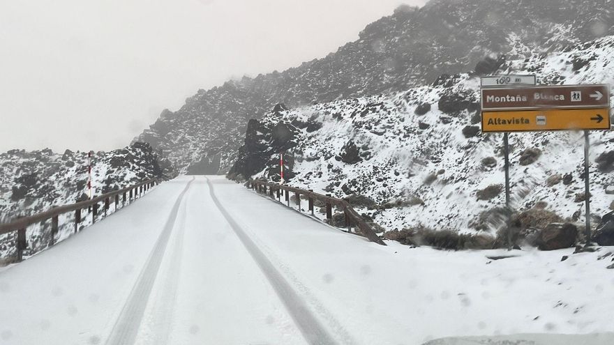 El Cabildo de Tenerife cierra los accesos al Teide por hielo y nieve en la calzada