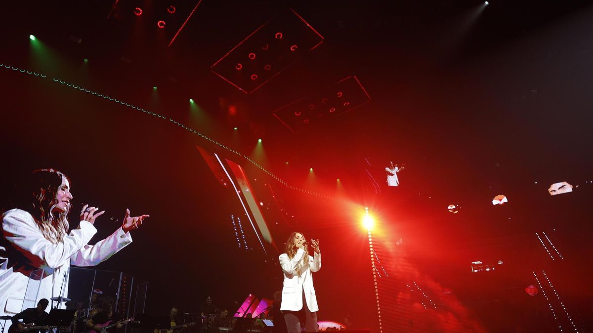 La cantante Malú durante el concierto homenaje a Nino Bravo.