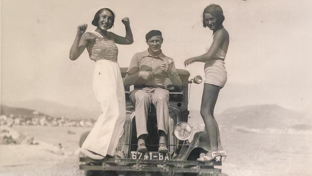 A la izquierda, Larissa Swirski (Reina de corazones) junto a su hermana Alla, que trabajó para la resistencia en Francia, y un amigo de ambas.