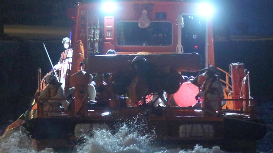 Rescatan a 43 inmigrantes magrebíes en una patera cerca de Lanzarote