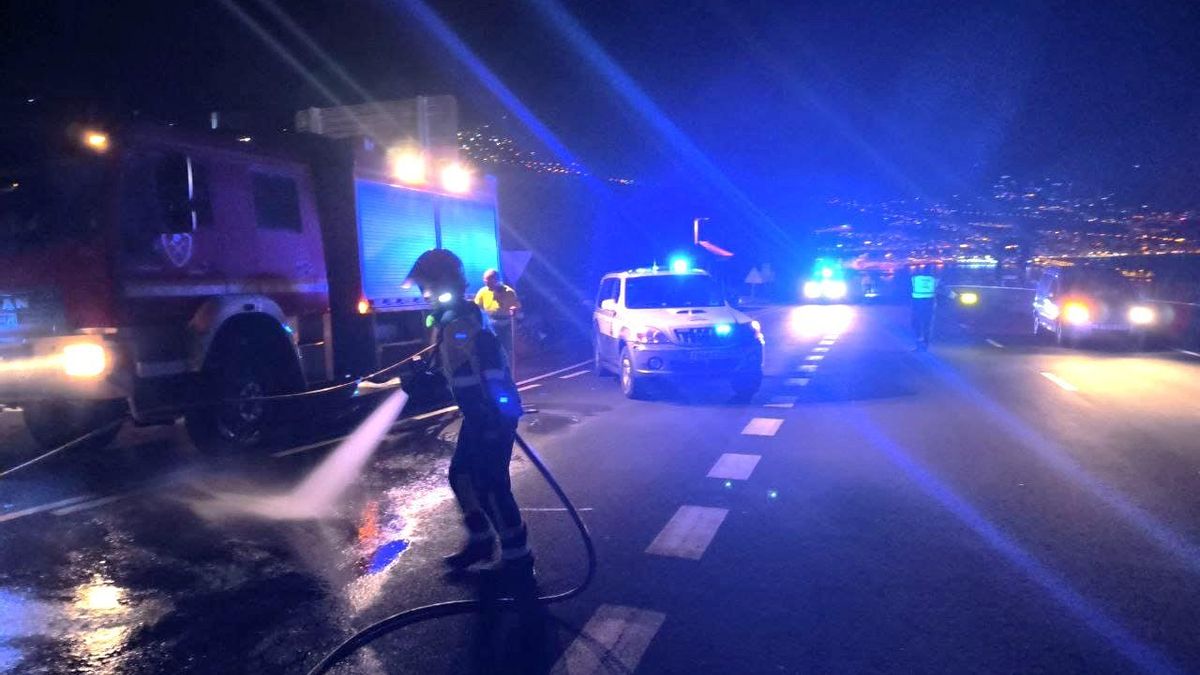 Derrame en la vía en la zona de El Drago, en el término de Breña Baja.