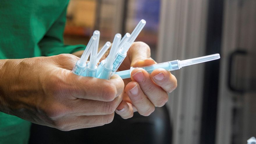 Una operaria de la planta de la empresa Becton Dickinson de Fraga (Huesca) inspecciona unas muestras de la jeringuilla que fabrican para administrar la vacuna contra el coronavirus. EFE/Javier Cebollada/Archivo