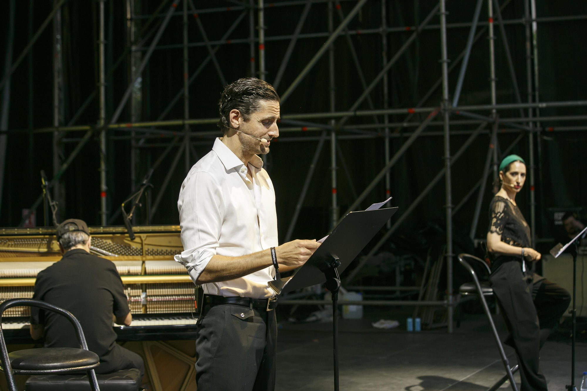 Juan Diego Botto y Nur Levi durante el espectáculo 'Y una mañana todo estaba ardiedo'