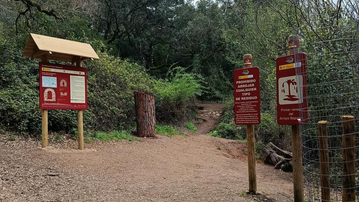 Señalización del enclave del arroyo Bejarano, en la Sierra de Córdoba.
