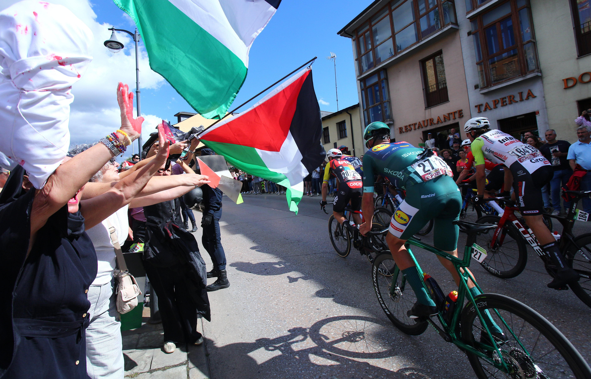 Las imágenes de la protesta contra el genocidio en Gaza ante la Vuelta a su paso por El Bierzo