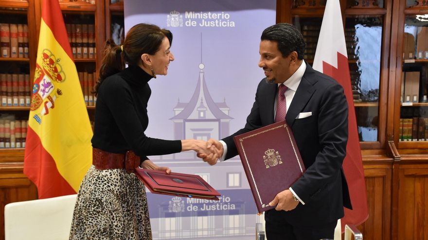 La ministra de Justicia, Pilar Llop, y el embajador de Qatar en España, Abdalla Al-Hamar.