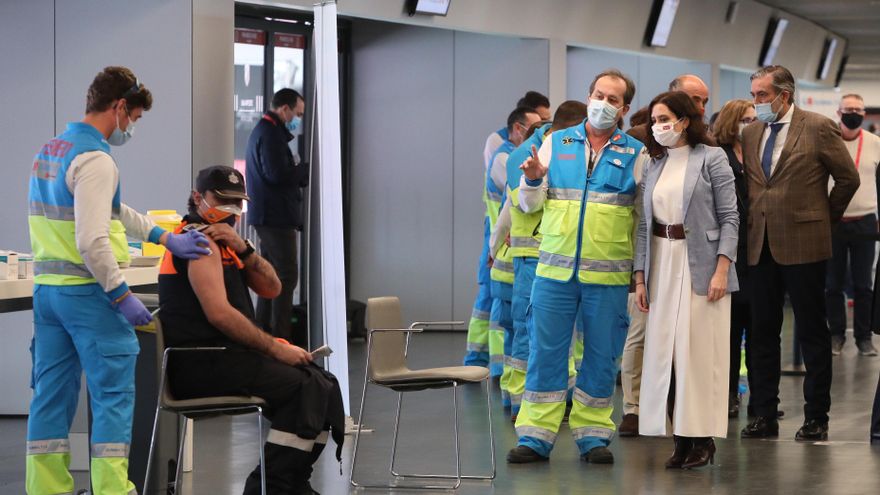 Ayuso pide más vacunas de Pfizer y Moderna al Gobierno mientras tiene más de medio millón de estas marcas sin administrar