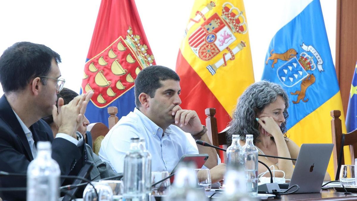 El PSOE denuncia que el consejero del Cabildo de Lanzarote Ángel Vázquez (PP) gastó 19.000 euros con la tarjeta de crédito de los centros turísticos