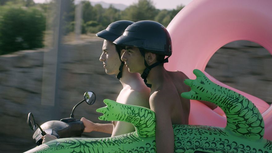 Una pareja de adolescentes navega en un contexto de tedio y horterada