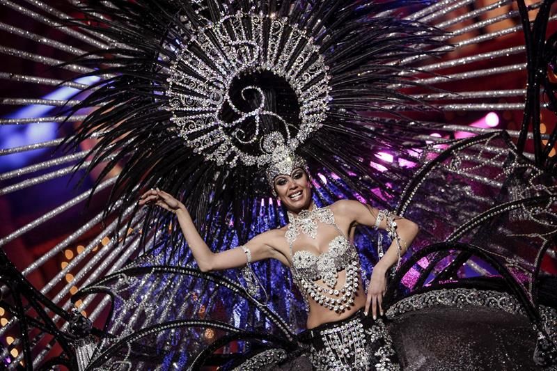 La candidata Yanira Falcón, con la fantasía "Ónix", durante la gala de elección de la Reina del Carnaval de Las Palmas de Gran Canaria 2015, esta noche en el Parque de Santa Catalina. EFE/Ángel Medina G.