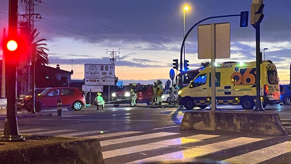 Los bomberos y los sanitarios atienden el accidente.