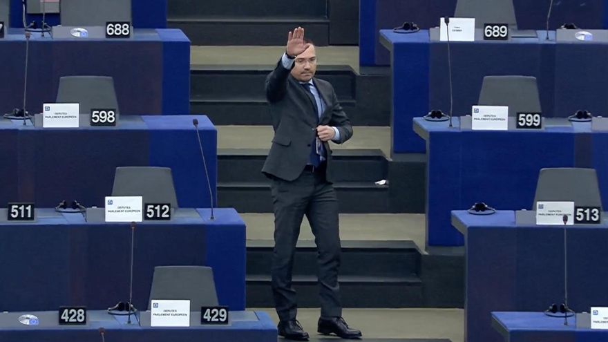 Saludo romano del eurodiputado búlgaro Angel Dzhambazki, del partido VMRO, aliado de Vox en la Eurocámara, el 16 de febrero de 2022 en el pleno de Estrasburgo.