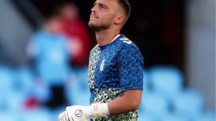 El portero Jasper Cillessen, operado en Vigo de una perforación en el intestino delgado