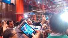 Pedro Sánchez haciéndose selfies en Málaga / Foto: N.C.