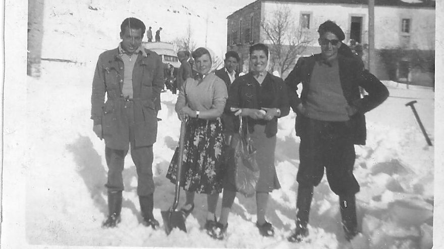 Autobús de León a Villablino atascado en Cabrillanes.