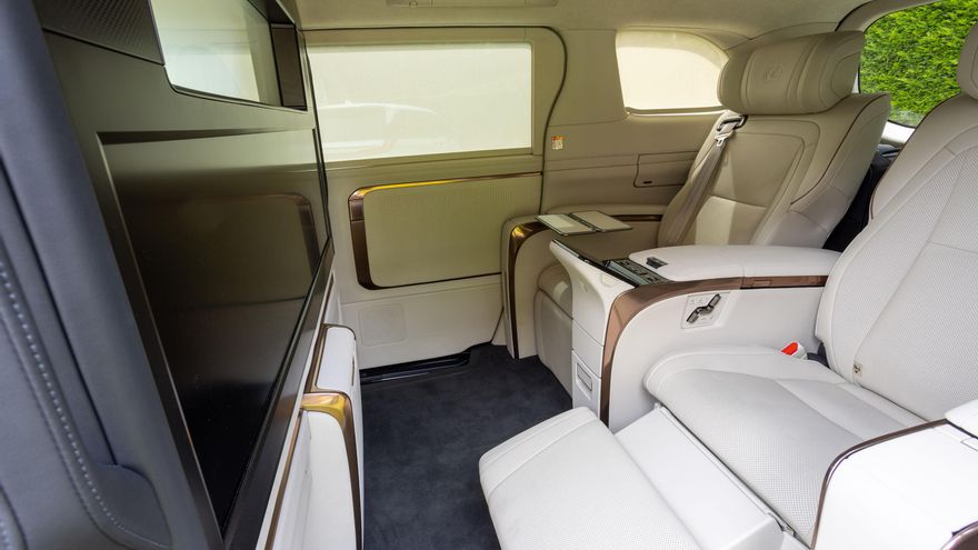 Las dos grandes butacas traseras de un Lexus LM que mide 5,13 metros de largo y tiene 3 metros de distancia entre ejes.