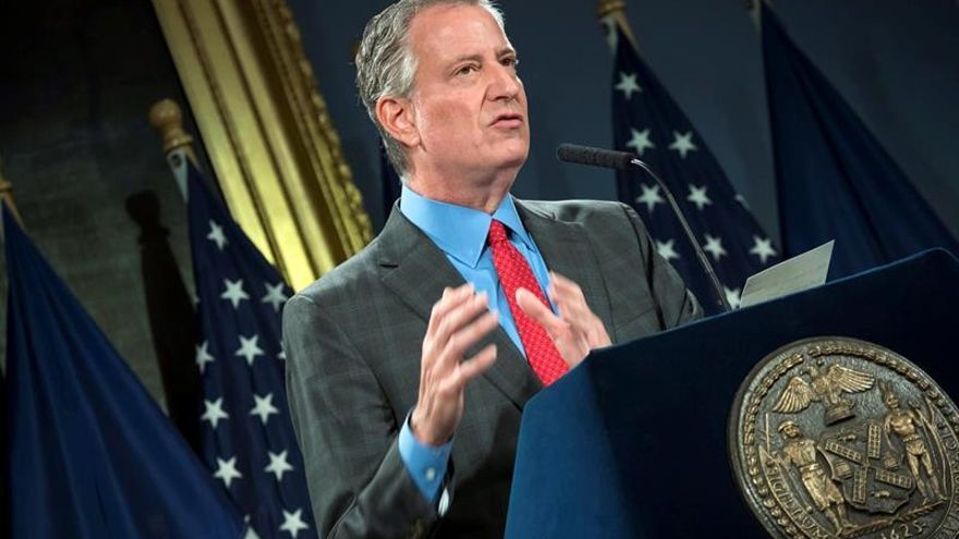 Fotografía cedida por la Alcaldía de Nueva York donde aparece su alcalde, Bill de Blasio, mientras habla este martes durante su rueda de prensa diaria en Nueva York (Estados Unidos).