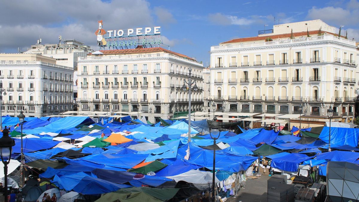 Vista general de las casi 1.300 tiendas de campaña frente al edificio con el emblemático cartel del 'Tio Pepe'.