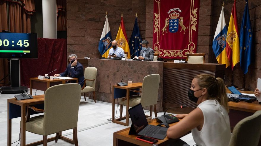 El Parlamento canario rechaza eliminar el impuesto especial a los carburantes en las 'islas verdes'