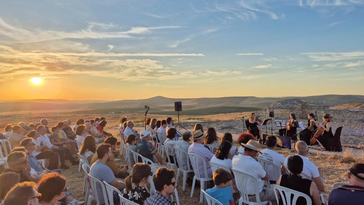 Actividad en el enclave arqueológico denominada 'Las lunas de Ategua'