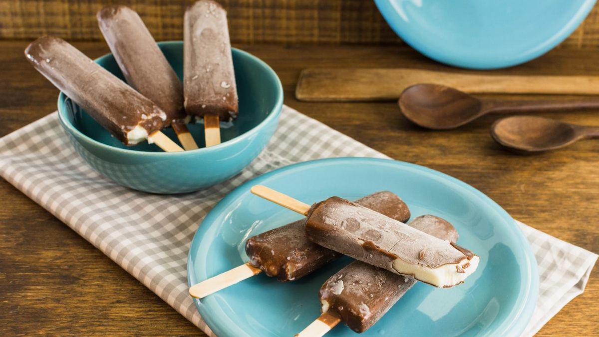 Cómo hacer polos de chocolate y plátano, la merienda perfecta para combatir el calor