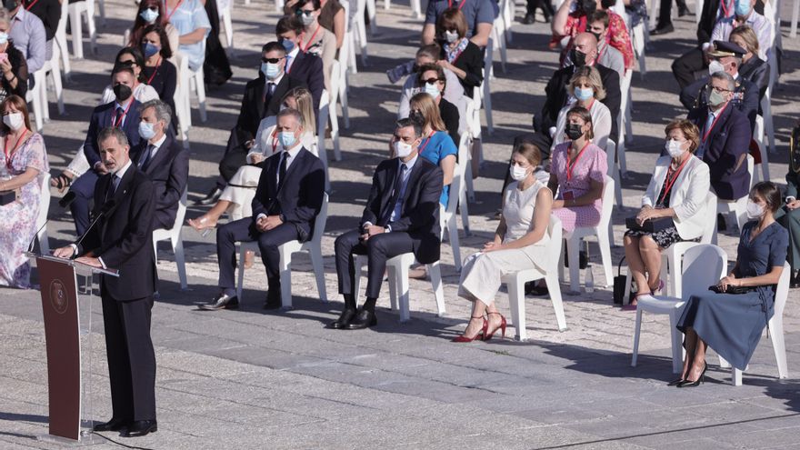 El Rey Felipe VI, durante el homenaje de Estado a las víctimas del coronavirus y de reconocimiento al personal sanitario, en la plaza de la Armería del Palacio Real.