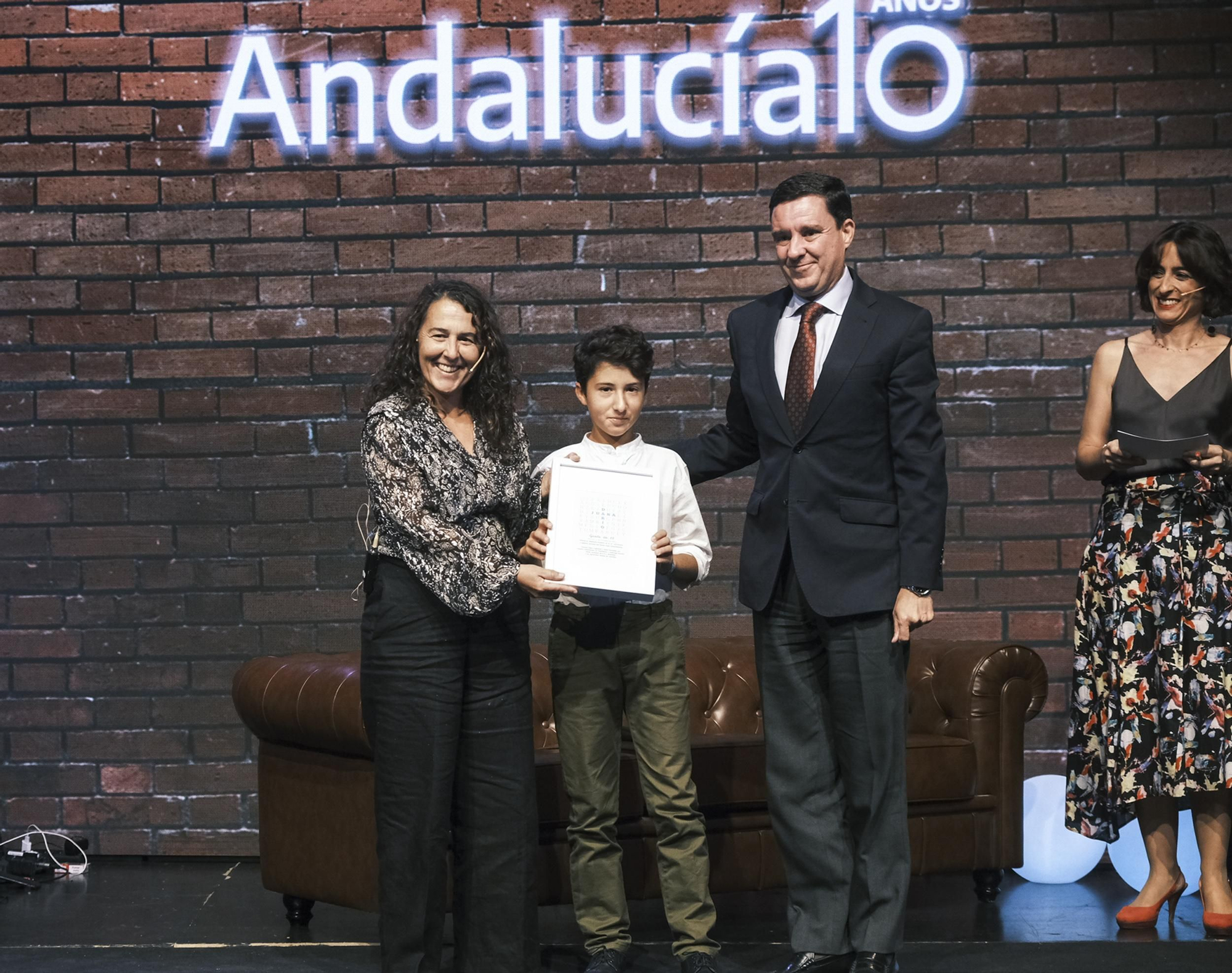 Juana y Daríoa, madre e hijo, con el concejal de Urbanismo de Sevilla, Juan de la Rosa