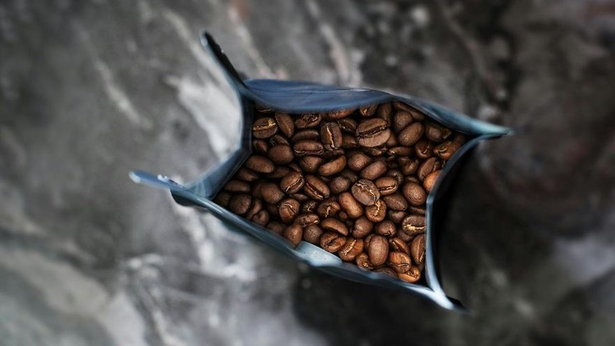 Cómo almacenar el café en casa para mantener su sabor, según un barista: "El grano, ya tostado, tiene cuatro enemigos"