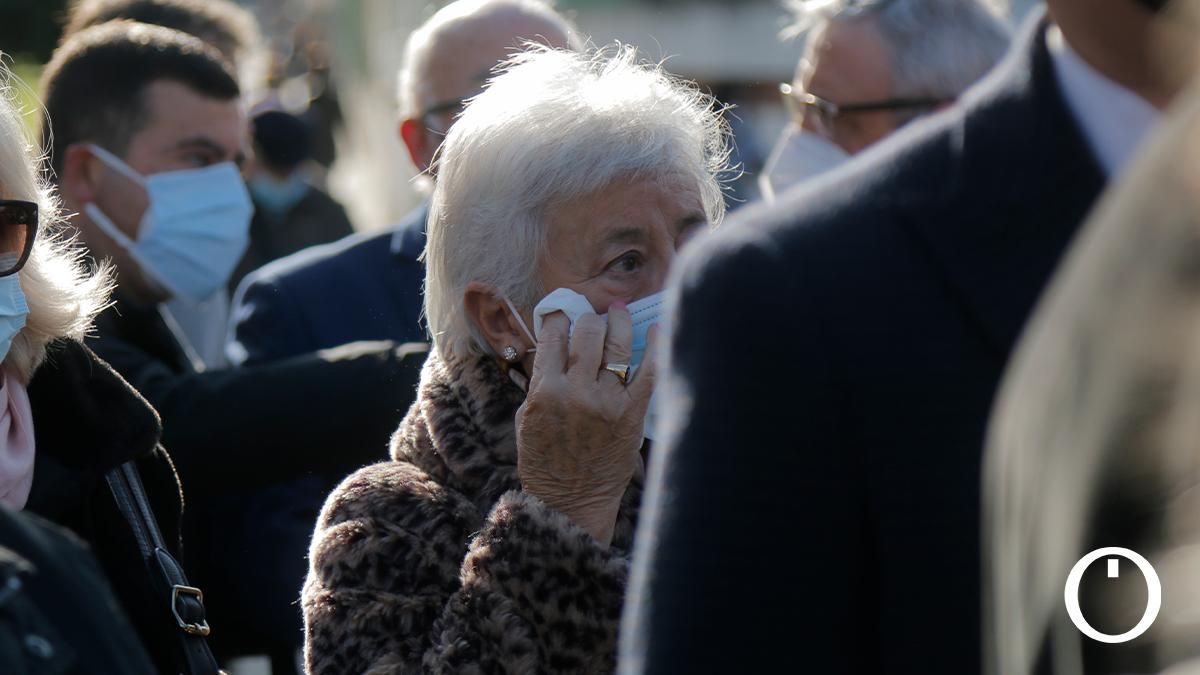 Ofrenda floral en recuerdo de María de los Ángeles García y María Soledad Muñoz