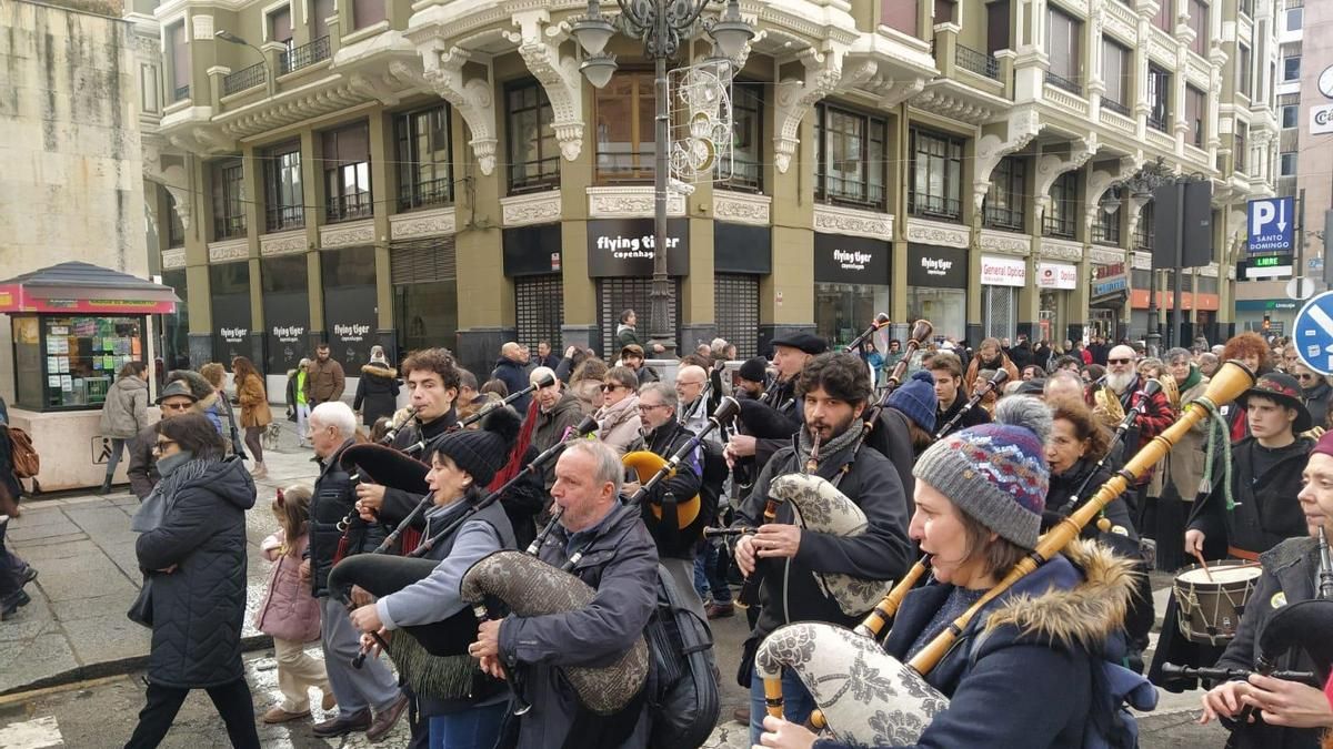 Manifestación contra el enterramiento de las vías de la línea de Feve en León capital