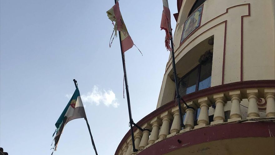Estado de las banderas en el balcón del Ayuntamiento de Alburquerque (Badajoz)