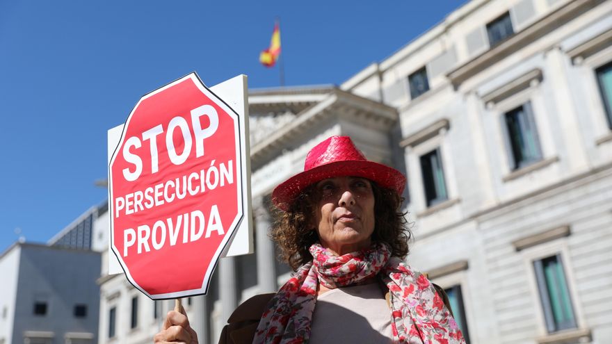 El Congreso aprueba la reforma que penaliza el acoso antiabortista ante las clínicas