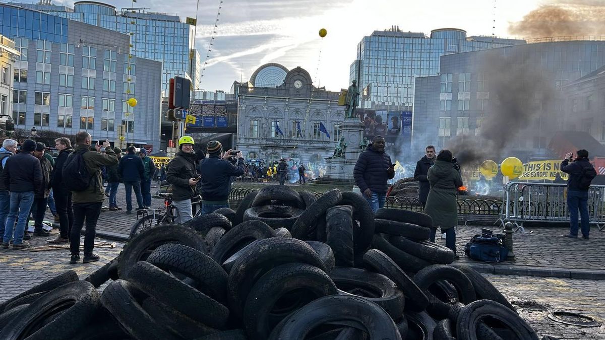 Protestas de los agricultores a las puertas en la Plaza de Luxemburgo, ante la sede del Parlamento Europeo.