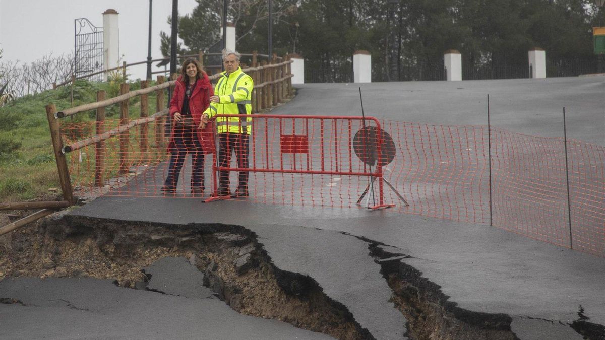 Carmen Lara, junto al presidente de la Diputación, Salvador Fuentes, observan la grieta reabierta en Benamejí.