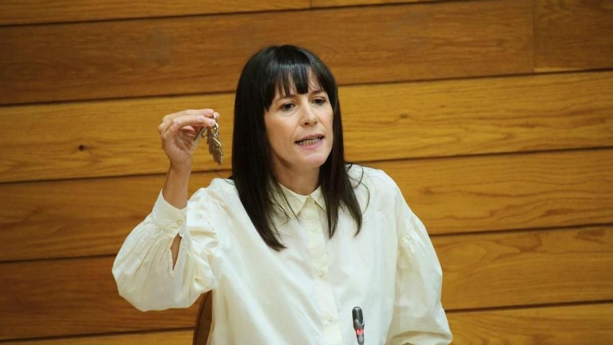 La oposición carga contra años de inacción de la Xunta de Galicia en vivienda y lleva el ruido de llaves de las protestas al Parlamento