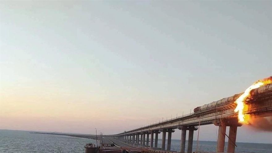Una fuerte explosión destruyó parte del puente que une Crimea con Rusia, una joya de Putin