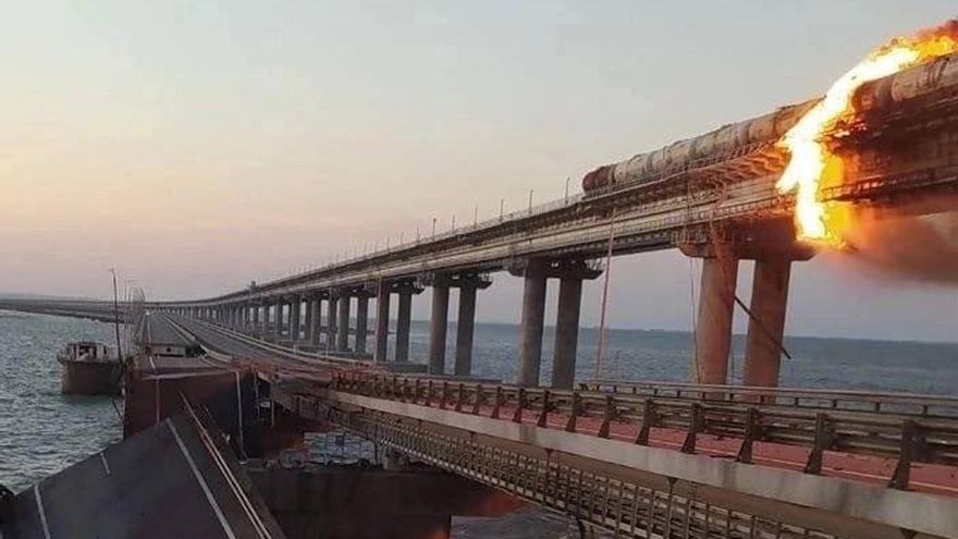 Una explosión en un camión causa un incendio en el puente que une Crimea con Rusia